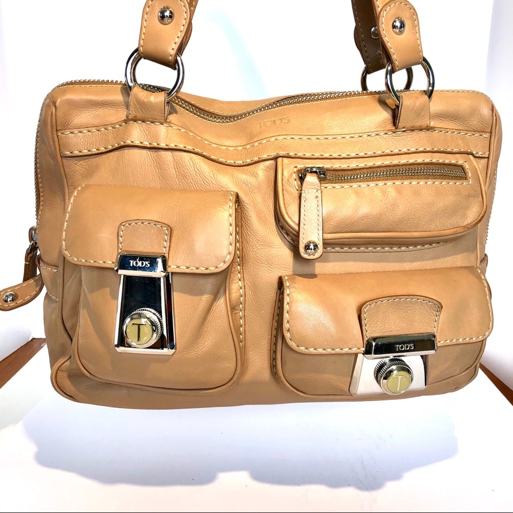 TOD’S Camel soft leather shoulder bag.